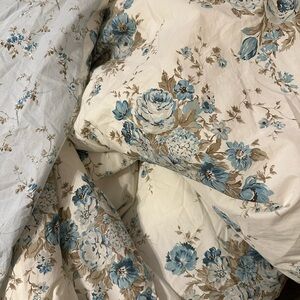 Beautiful duvet with shams for queen bed. Like new.